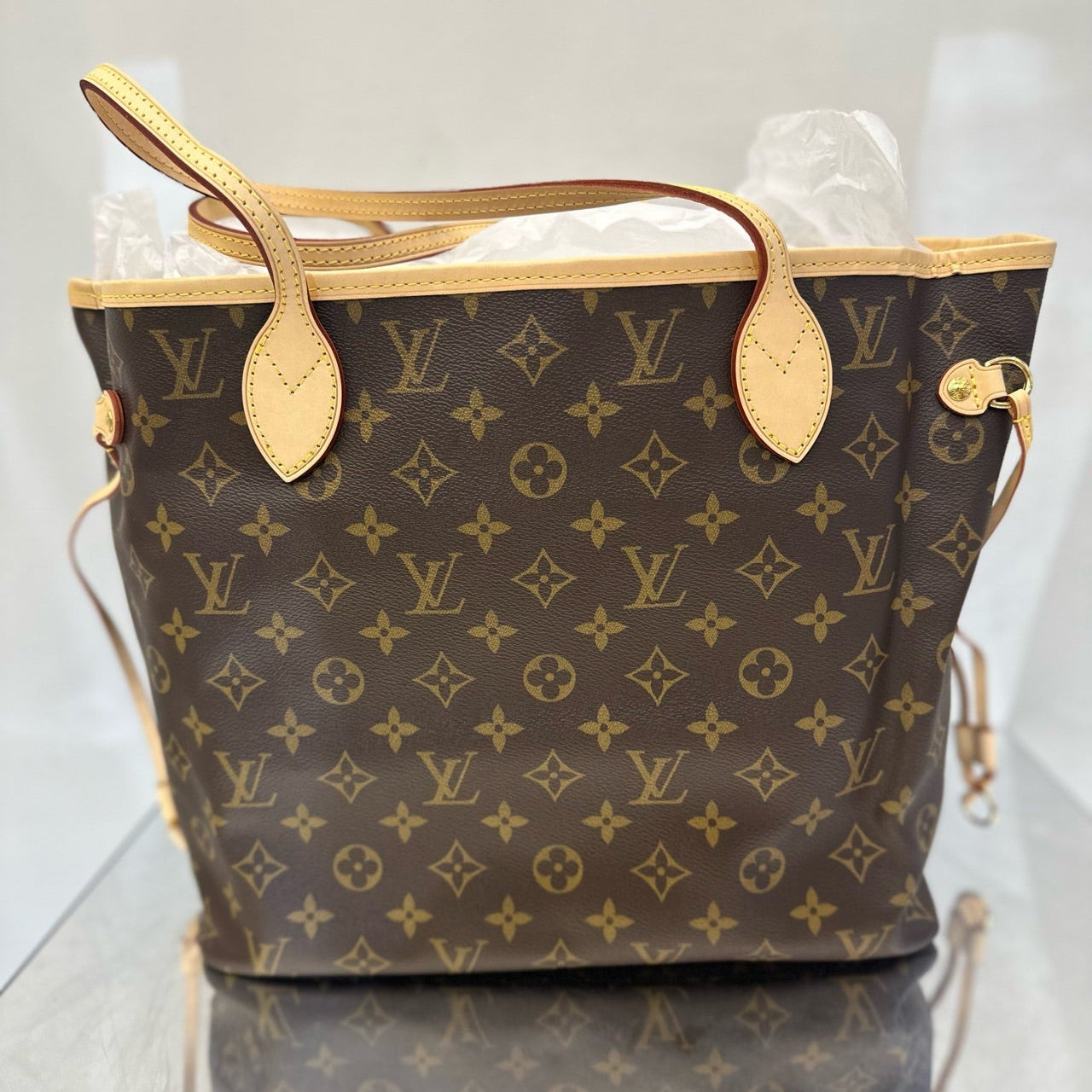Louis Vuitton Neverfull MM in Monogram Canvas with Natural Vachetta Leather Trim