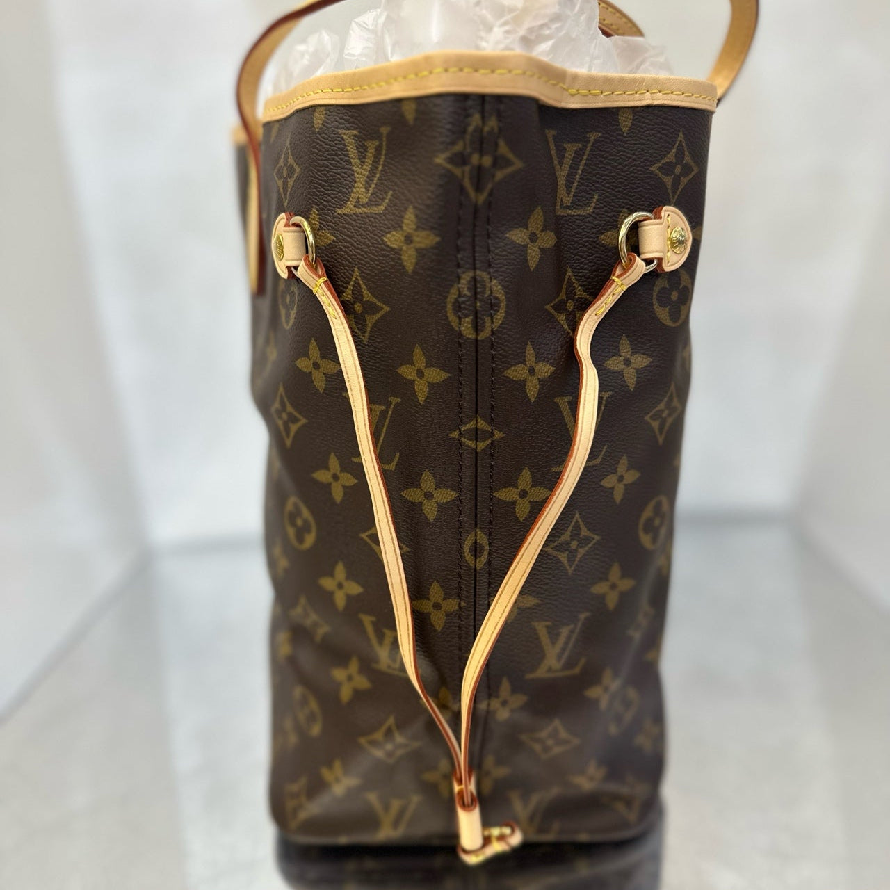 Louis Vuitton Neverfull MM in Monogram Canvas with Natural Vachetta Leather Trim