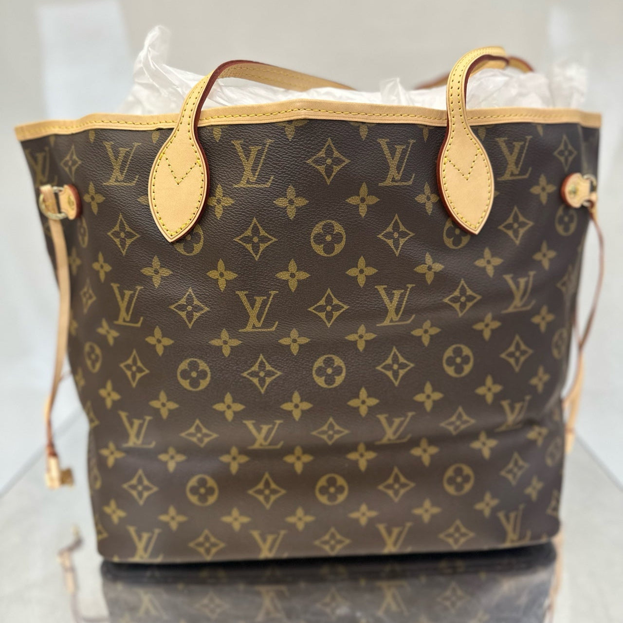 Louis Vuitton Neverfull MM in Monogram Canvas with Natural Vachetta Leather Trim