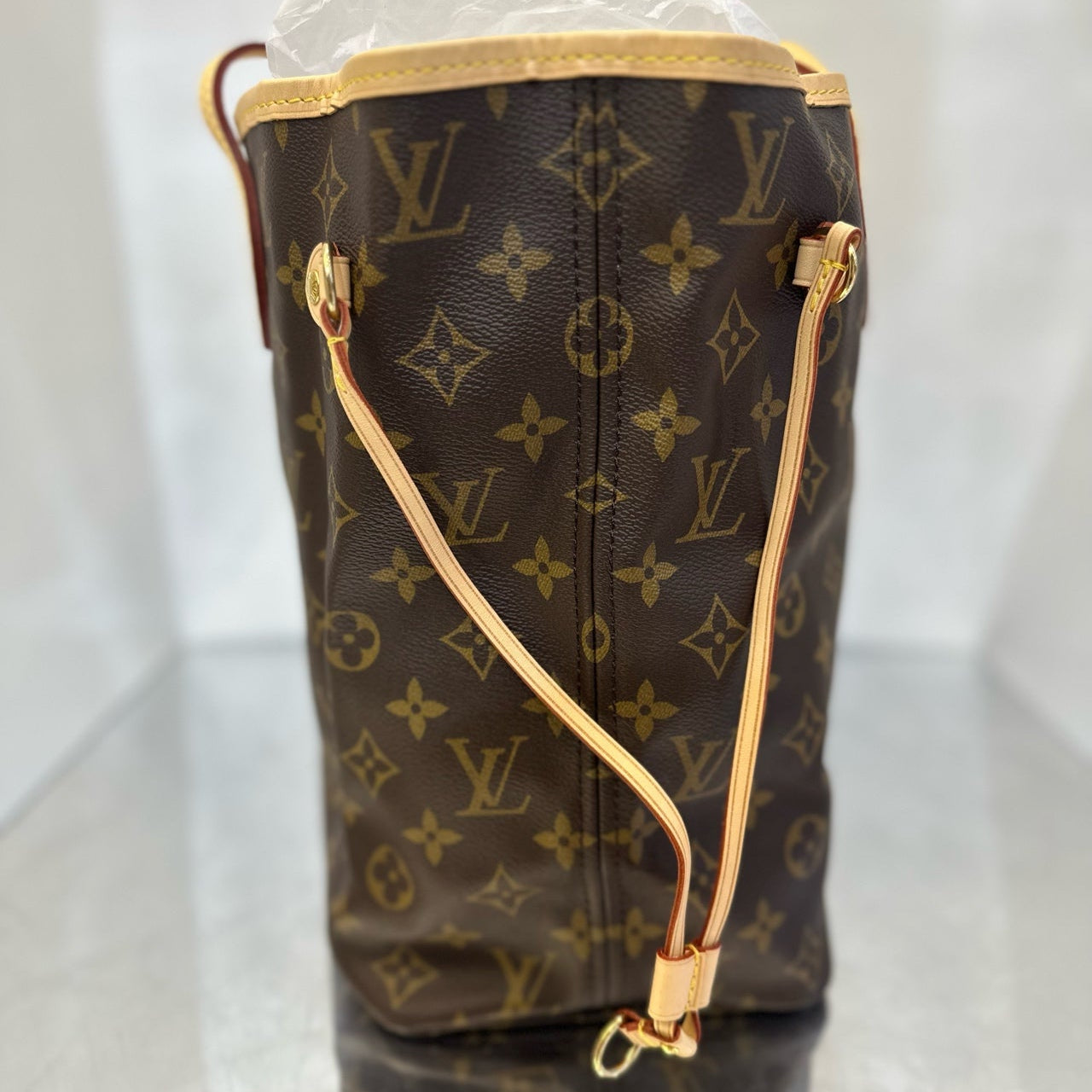 Louis Vuitton Neverfull MM in Monogram Canvas with Natural Vachetta Leather Trim