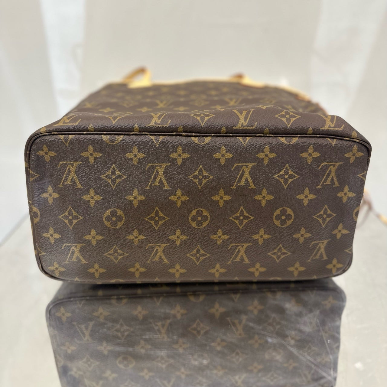 Louis Vuitton Neverfull MM in Monogram Canvas with Natural Vachetta Leather Trim
