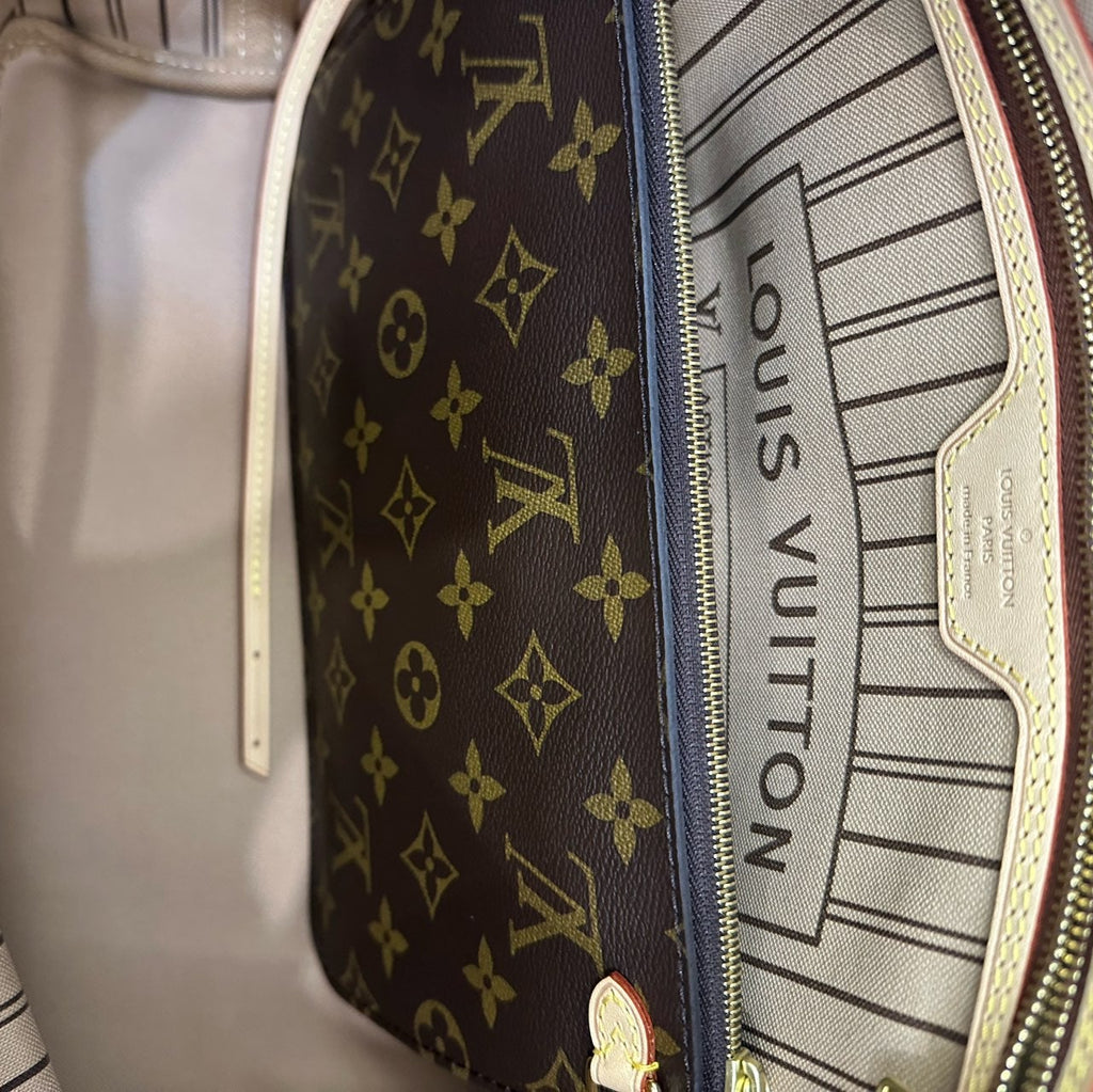 Louis Vuitton Neverfull MM in Monogram Canvas with Natural Vachetta Leather Trim