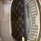 Louis Vuitton Neverfull MM in Monogram Canvas with Natural Vachetta Leather Trim