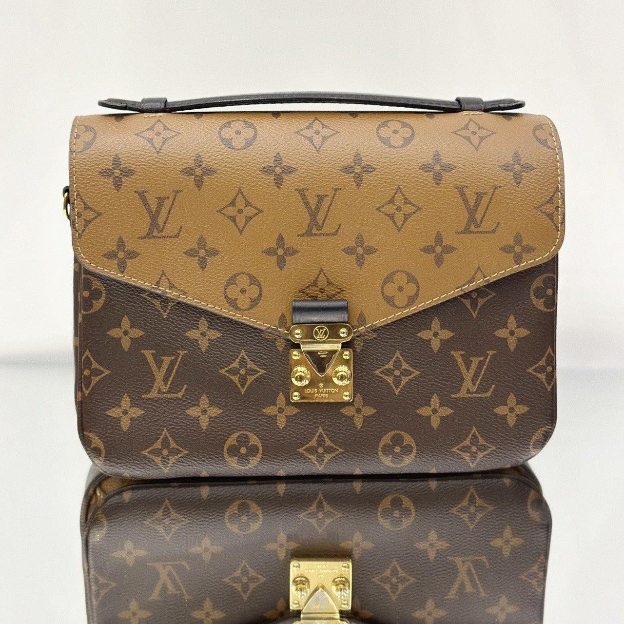 Louis Vuitton Pochette Métis in Monogram Reverse