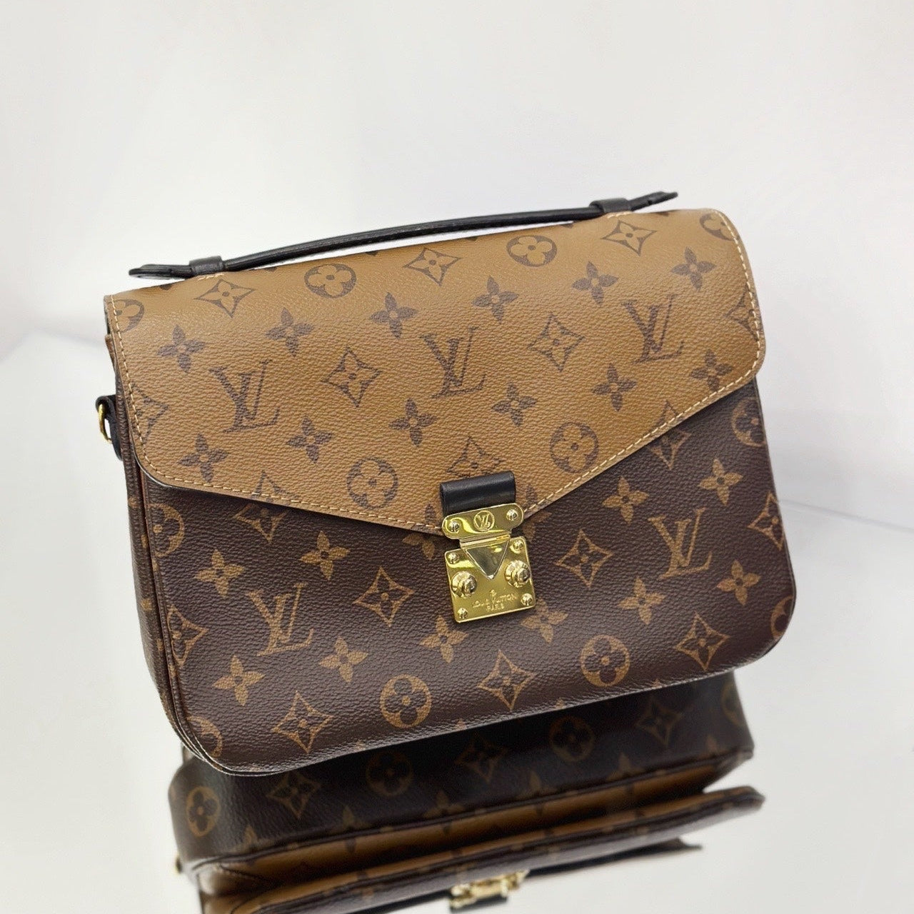 Louis Vuitton Pochette Métis in Monogram Reverse