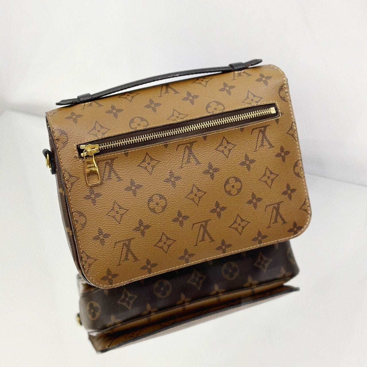 Louis Vuitton Pochette Métis in Monogram Reverse