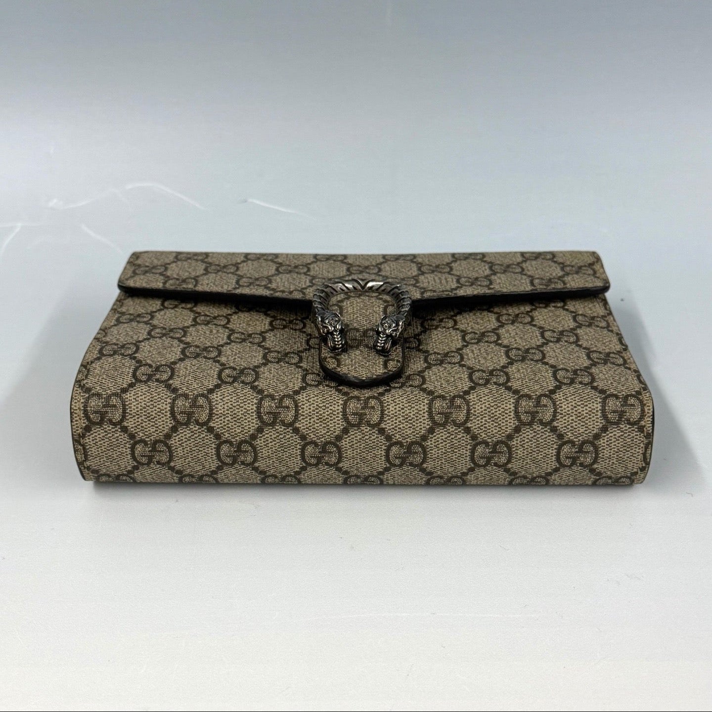 Gucci Dionysus GG Supreme Wallet on Chain – Beige Canvas with Antique Silver-Tone Tiger Head Closure