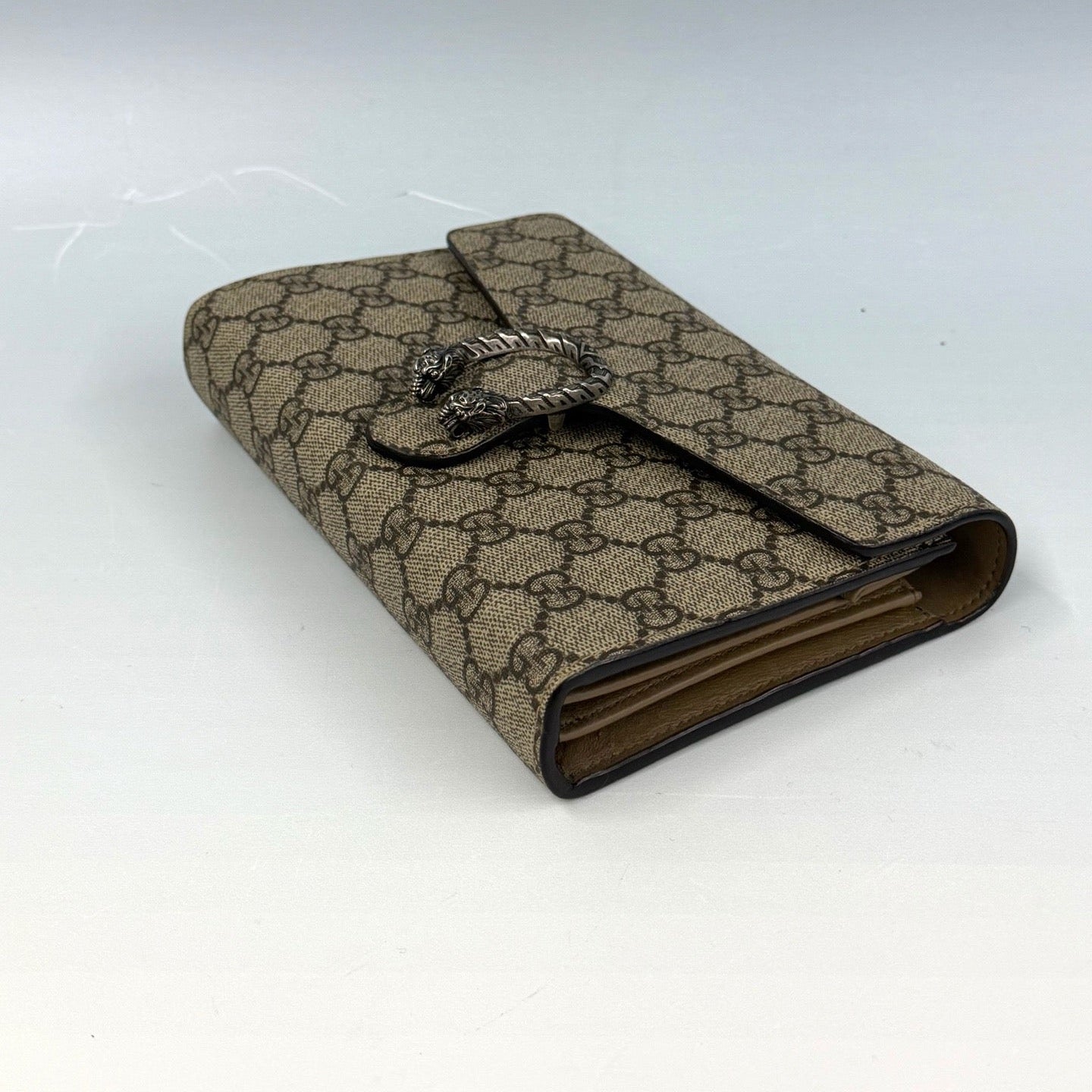 Gucci Dionysus GG Supreme Wallet on Chain – Beige Canvas with Antique Silver-Tone Tiger Head Closure