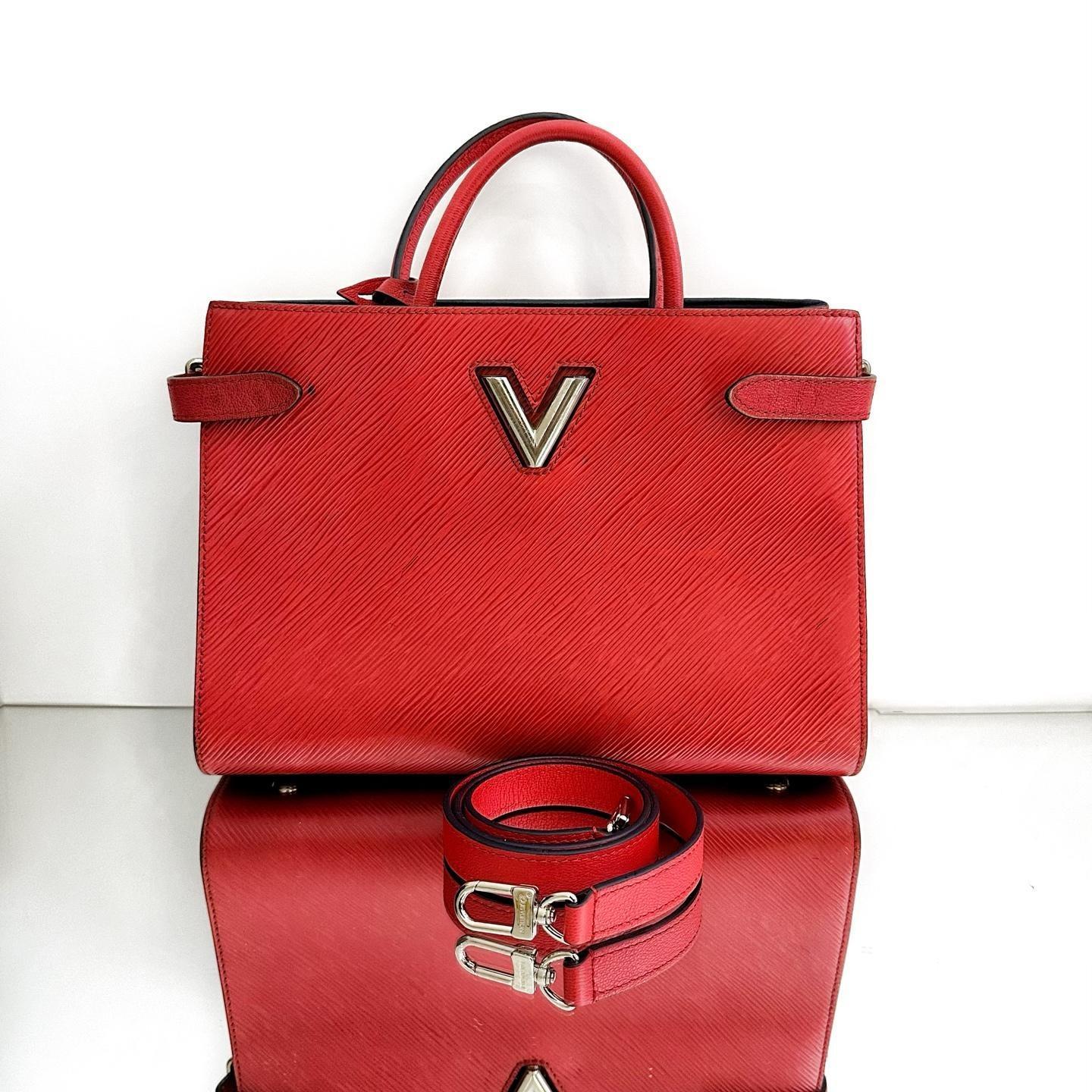 Louis Vuitton Twist handbag red in Leather