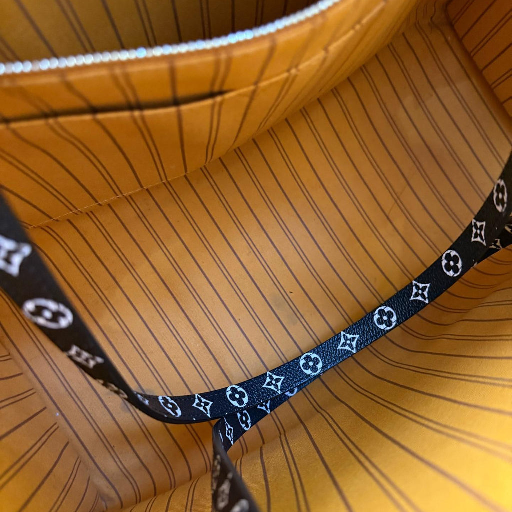 Louis Vuitton Jungle Monogram Giant OnTheGo Tote MM